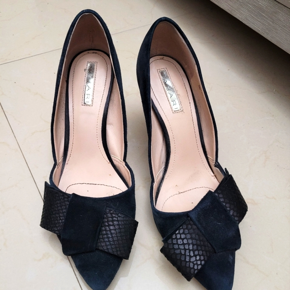 Tahari black heels with bow